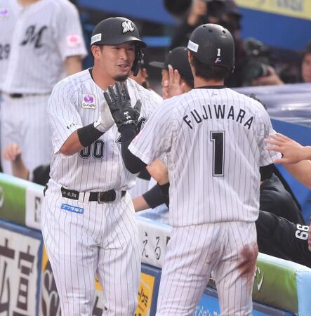 　１回、先制の左犠飛を放ち生還した藤原（１）とタッチを交わす池田（撮影・開出牧）