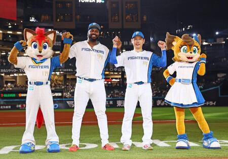 　笑顔を見せる（左から）レイエス、加藤（撮影・中島達哉）