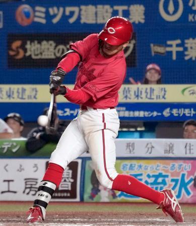 　１２回広島１死満塁、矢野が右前に勝ち越し打を放つ＝ＺＯＺＯマリン