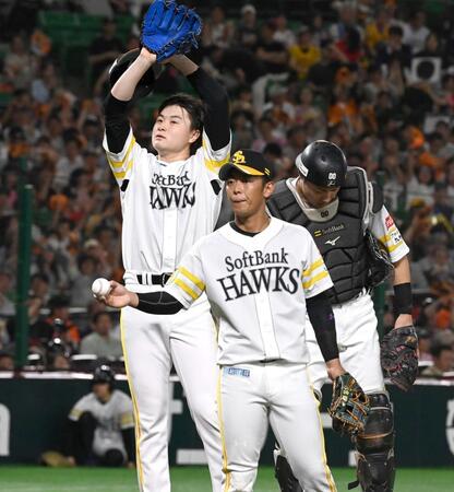 　２回、岸田に右前２点適時打を打たれ、降板を告げられた前田純（左）