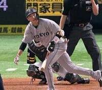 　４回、坂本は左越えに同点の適時二塁打を放つ