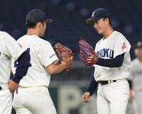 ８回九産大２死一二塁、桜井椿稀（左）と交代し、降板する東北福祉大・桜井頼之介＝東京ドーム（撮影・伊藤笙子）