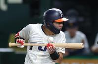 　２回、福井工大・山田は死球を受ける（撮影・佐々木彰尚）