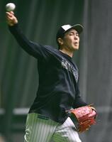 　キャッチボールで調整する石川柊（撮影・開出牧）