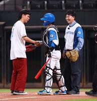 　ファーストピッチセレモニーに登場したバッテリィズ・エース（左）とバッテリィズ・寺家（右）＝撮影・中島達哉