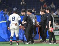 　２回、死球を受け運び出される福井工大・山田久敬（撮影・持木克友）