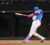 　３回、バットを折りながら左前に適時打を放つレイエス（撮影・中島達哉）