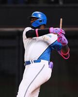 　３回、バットを折りながら左前に適時打を放つレイエス（撮影・中島達哉）