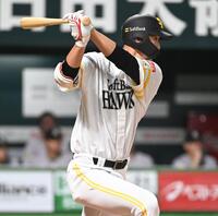 　３回、秋広が右中間二塁打を放つ