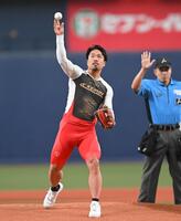 　始球式を務める古性優作（撮影・飯室逸平）