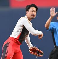 　始球式を務める古性優作（撮影・飯室逸平）