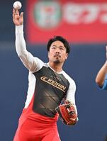 　始球式を務める古性優作（撮影・飯室逸平）