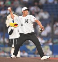 　始球式を務める千葉ロッテマリーンズ法人営業部・井上晴哉氏（撮影・開出牧）