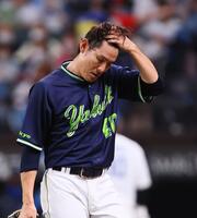 　４回６失点でベンチに戻る高梨（撮影・中島達哉）