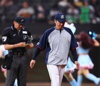 　７回、選手交代を告げ、ベンチに戻る高津監督（右）＝撮影・中島達哉