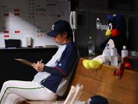 　５回、何か書き込む高津監督（右はつば九郎のぬいぐるみ）＝撮影・中島達哉