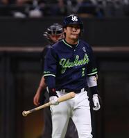 　７回、空振り三振を喫し、ベンチに戻る山田（撮影・中島達哉）