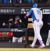 　１回、逆転２ランを放ったレイエス（右）を迎える新庄監督（中央）＝撮影・中島達哉