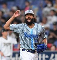 　３回、山中を併殺に仕留め、笑顔を見せるジャクソン（撮影・飯室逸平）