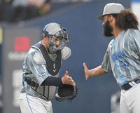 　４回、ジャクソン（右）とタッチを交わす山本（撮影・飯室逸平）