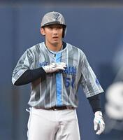 　３回、先制二塁打を放ち、ベンチに向かってポーズを決める山本（撮影・飯室逸平）