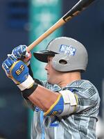 　９回、左前打を放つ牧（撮影・飯室逸平）