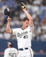 　９回、２点を奪われ悔しそうに汗をぬぐう岩崎（撮影・飯室逸平）