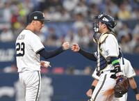 　８回途中で交代し若月（右）とタッチを交わす田嶋（撮影・飯室逸平）