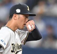 　マウンドで汗をぬぐう田嶋（撮影・飯室逸平）