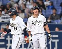 　９回、右飛に倒れ悔しがる杉本（右）＝撮影・飯室逸平