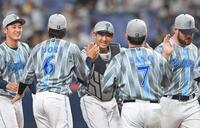 　勝利に沸く山本（中央）らナイン（撮影・飯室逸平）