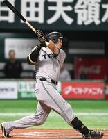 　６回、泉口が左中間二塁打二塁打を放つ　