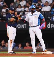 　６回、塁上で言葉を交わすオスナ（左）とレイエス（撮影・中島達哉）