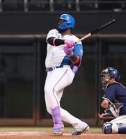 　４回、中前適時打を放つレイエス（撮影・中島達哉）