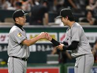 　阿部監督（左）とタッチを交わす西舘