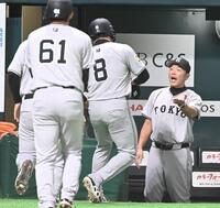 　１回、坂本の走者一掃の左中間二塁打で生還した走者を迎える阿部監督（右）