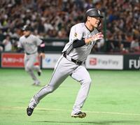 　１回表２死満塁、坂本が走者一掃の左中間二塁打を放つ　