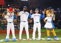 　笑顔を見せる（左から）レイエス、加藤（撮影・中島達哉）