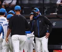 　ナインを迎える新庄監督（右）＝撮影・中島達哉）