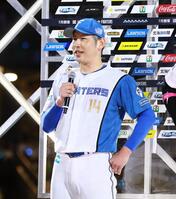 　お立ち台で笑顔を見せる加藤貴（撮影・中島達哉）