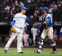 　完投勝利をあげ、伏見（右）とグータッチを交わす加藤貴（撮影・中島達哉）