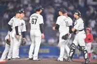 　１２回、矢野に勝ち越しの右前適時打を打たれた唐川（１９）＝撮影・開出牧