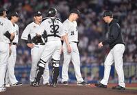 　６回、未包に同点の押し出し四球を与え降板した西野（右から２人目）。右端は投手交代を告げた吉井監督（撮影・開出牧）