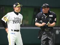 　２回、厳しい表情で選手交代を告げる小久保監督（左）