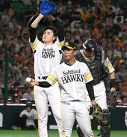 　２回、岸田に右前２点適時打を打たれ、降板を告げられた前田純（左）