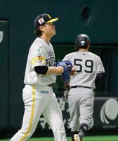 　１回、先制を許した前田純。後方は生還した若林