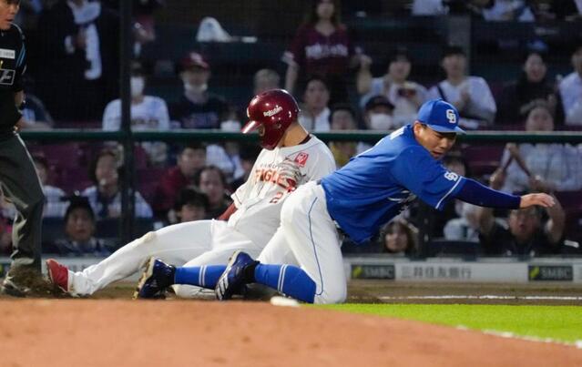 中日に激震 高橋周平が負傷交代 三塁打の楽天・太田と接触交錯し