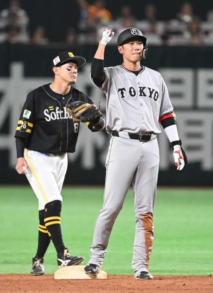 　４回、坂本は同点の適時二塁打を放ちガッツポーズ