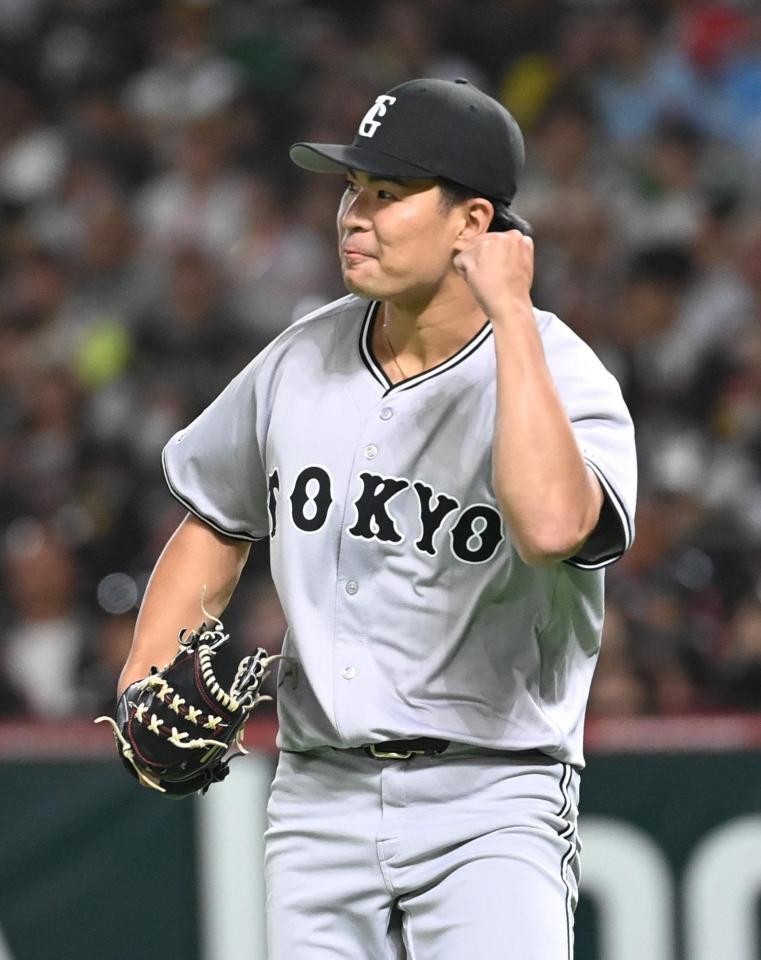 ２回、今宮を三ゴロ併殺打に仕留め、ガッツポーズする山田