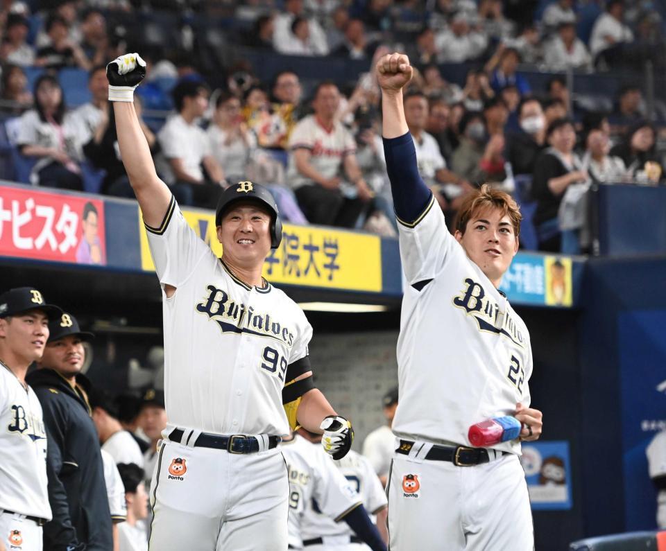 　５回、先制ソロを放ち九里（右）と並んでポーズを決める杉本（撮影・飯室逸平）